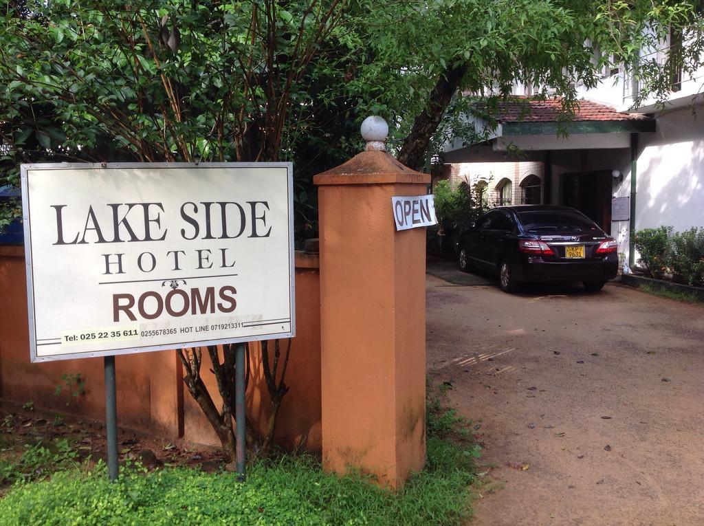 Lake Side Hotell Anuradhapura Exteriör bild